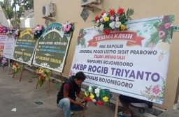 Jurnalis di Bojonegoro Kirim Karangan Bunga dan Sepanduk Unik Saat Pisah Sambut Kapolres Bojonegoro, Begini Isinya