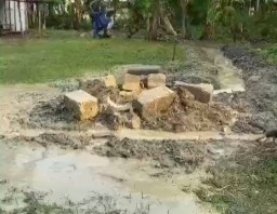 Muncul Semburan Lumpur Misterius di Desa Sidomulyo Bojonegoro, Bau Belerang Menyengat