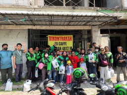 Relawan Jatim Beragam Gresik Pendukung Ganjar - Mahfud Salurkan Bantuan Paket Sembako kepada Ojek Online