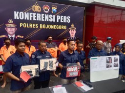 Peras Penambang Minyak Tradisional di Bojonegoro, 5 Orang Diciduk Polisi Saat Liburan di Bali