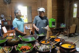Jumat Bahagia, Pj Bupati Bojonegoro Bersama Istri Kenalkan Kuliner Khas Desa