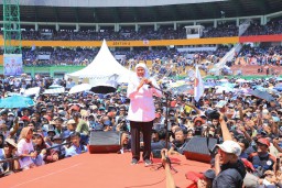 Kala Khofifah Sebut Buruh Berperan Jaga Stabilitas Ekonomi Jatim di HUT SPSI ke-51