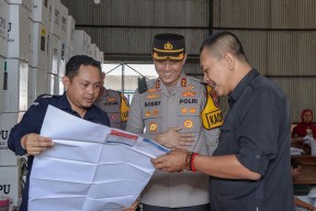 Jelang Pemilu 2024, Kapolres Lamongan Pantau Proses Pelipatan Kertas Suara di KPU Lamongan