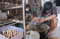 Pengerajin Dupa di Jombang Panen Omset Jelang Tahun Baru Imlek 2575, Banyak Pesanan dari Mancanegara