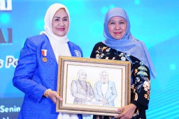 Gubernur Khofifah Terima Penghargaan Tokoh Wanita Inspiratif