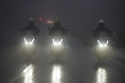 Cari aman Berkendara Saat Hujan Disertai Angin