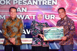 Sehari Sebelum Akhir Masa Jabatan Khofifah Resmikan PLTS Atap di Kota Probolinggo Untuk Kantor Pemerintah, Ponpes, dan UMKM