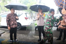 Di Tengah Hujan, Bupati Gresik dan Forkopimda Keliling TPS Pastikan Pemilu Lancar