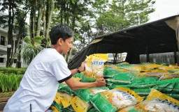 Dapat Gelontoran Beras SPHP, Diskoperindag Gresik Ingatkan Pedagang Jual Sesuai HET