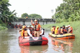 Plh Gubernur Jatim Susur Sungai dan Lakukan Pembersihan Eceng Gondok di Kali Buntung