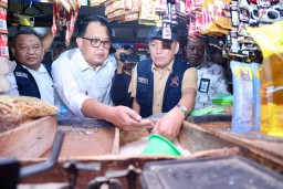 Tinjau Pasar Tambahrejo Surabaya dan Pasar Larangan Sidoarjo, Pj. Gubernur Adhy Karyono Pastikan Stok Pangan di Jatim Aman dan Harga Terkendali