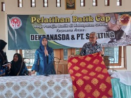 Persiapan Produksi Massal Batik Khas Gresik, Pengerajin Diberi Pembekalan dan Pelatihan