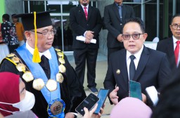 Di Wisuda UPN Veteran Jatim, Pj. Gubernur Adhy Sebut Perguruan Tinggi Penting Sebagai Intellectual Capital Pencetak SDM Berkualitas
