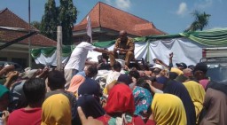 Beras Mahal, Warga di Bojonegoro Serbu Gerakan Pangan Murah
