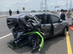 Porsche Seruduk Livina Hingga Remuk di Tol Porong
