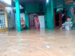 Jadi Langganan, Banjir Hingga 2 Meter Genangi Permukiman Warga di Jombang