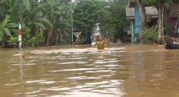 Sempat Surut Namun Banjir Lagi, Warga di Jombang Pilih Bertahan Meski Mulai Terkena Penyakit Gatal