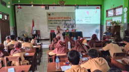 Siswa MI Futuhatul Ulum Roomo Gresik Mengenal Bahasa Jepang Bersama Smelting