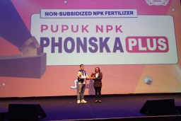 Produk Pupuk NPK Phonska Plus dan Urea Petro Milik Petrokimia Gresik Jadi Favorit Petani