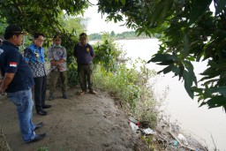 Sejumlah Rumah Warga Bojonegoro di Tepi Bengawan Solo Rawan Longsor, Pj Bupati Berikan Bantuan