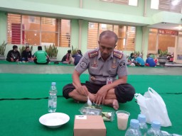 Berbaur Dengan Warga Binaan dan Keluarga, Kalapas Bojonegoro Lesehan Saat Buka Bersama
