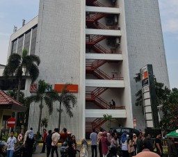 Gedung Utama Petrokimia Lapisan Keramiknya Retak, Diduga Akibat Gempa
