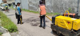 Terima Keluhan Warga, Dinas PUPR Jombang Gerak Cepat Perbaiki Jalan Rusak