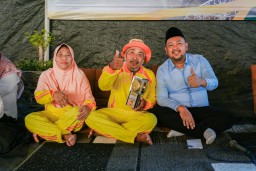 Berjasa Dalam Raihan Adipura, Bupati Gresik Salurkan Tali Asih ke Petugas Kebersihan