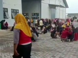 Puluhan Pegawai Pabrik Rokok di Bojonegoro Kesurupan Massal