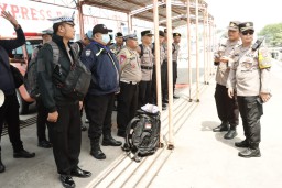 Kapolres Gresik Bersama Dandim 0817 Gresik Terjunkan Tim Trauma Healing untuk Korban Gempa di Pulau Bawean