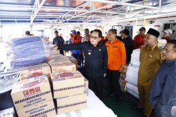 Lepas Bantuan Pemprov Jatim ke Pulau Bawean, Pj. Gubernur Adhy Pastikan Kebutuhan Dasar Terpenuhi dan Masyarakat Terlindungi