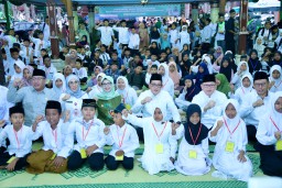 Safari Ramadhan di Kabupaten Blitar, Pj. Gubernur Adhy Salurkan Santunan 1.000 Anak Yatim Piatu, Zakat Produktif hingga Gelar Pasar Murah.