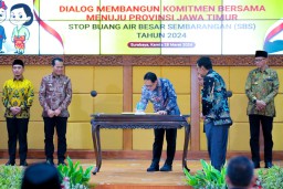 Kejar Target 100% Warga Jatim Stop Buang Air Besar Sembarangan di Tahun 2024, Pj. Gubernur Adhy Ajak Delapan Pemkab/Kota Tandatangani Komitmen Bersama