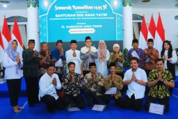Safari Ramadhan 1445 H di Kab. Madiun, Pj. Gubernur Adhy Bagikan Zakat Produktif, Tali Asih Pilar Sosial, dan Santunan Kepada 500 Anak Yatim