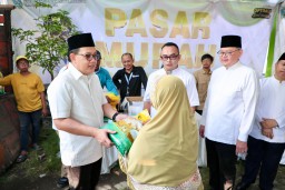 Safari Ramadhan di Kab. Kediri, Pj. Gubernur Adhy Serahkan Santunan 1.000 Anak Yatim