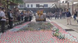 Ribuan Botol Miras Sitaan di Jombang Dimusnahkan