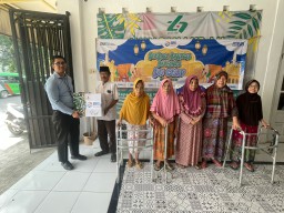 BRI BO Gresik Serahkan Bingkisan Lebaran untuk Penghuni Panti Werdha Menganti