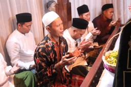 Tradisi Malem Selawe, Bupati Gresik Sebut Selain Sisi Spiritual dan Sarana Dakwah Juga Membangkitkan UMKM