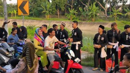 Para Pendekar PSHT Rayon Sukosewu Bojonegoro Bagikan 3000 Takjil