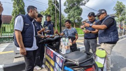 Cegah Peredaran Upal, Polres Bojonegoro Razia Jasa Tukar Uang Baru
