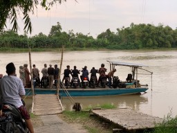 Tambangan Perahu Penyeberangan Bengawan Solo di Gresik Jadi Andalan Warga yang Hendak Silaturahim