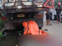 Diduga Teler, Pemotor Asal Gresik Seruduk Trailer hingga Tewas