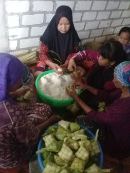 Semarak Lebaran Ketupat di Lamongan, Penjual Ketupat dari Desa Jotosanur Kebanjiran Pesanan