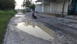 Kerusakan Jalan Ruas Desa Lampah - Bringkang Parah, Rencana Perbaikan Masih Dilelang Pemkab Gresik