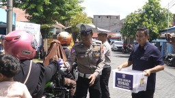 Satlantas Polres Gresik Bagikan Makanan Kepada Pengendara dalam Jumat Berkah Berbagi