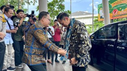 Dampingi Menteri ATR/BPN Serahkan Sertipikat Tanah Rumah Peribadatan, Pj. Gubernur Adhy Sebut Langkah Strategis untuk Berikan Kepastian Hukum