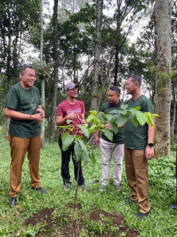 Kolaborasi Cargill dan Petani Lokal dalam Pemantauan Konservasi 10,000 Pohon di Hutan Desa