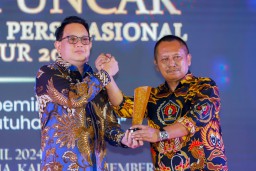 Berhasil Wujudkan Pemilu di Jatim Aman dan Kondusif, Pj. Gubernur Adhy Terima Prapanca Award 2024