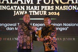 Pj Bupati Jombang Sugiat Terima PWI Jatim Award 2024 di Jember Kategori Creative Regional Head