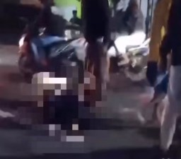 Brak!! Sepeda Motor Hantam Penjual Bakso di Bojonegoro, Pentol Kocar Kacir di Jalan Raya